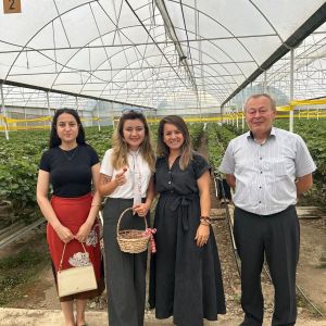 ÇİLEK SERASINA ZİYARET